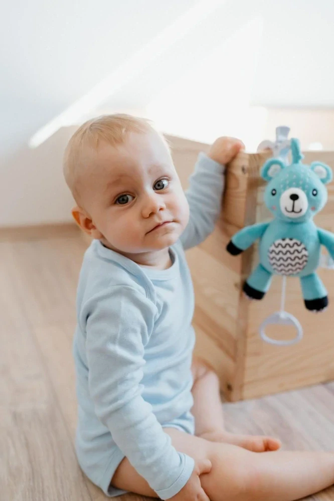 Medvídek babyted natahovací hrací strojek plyš 30cm závěs na postýlku/kočárek