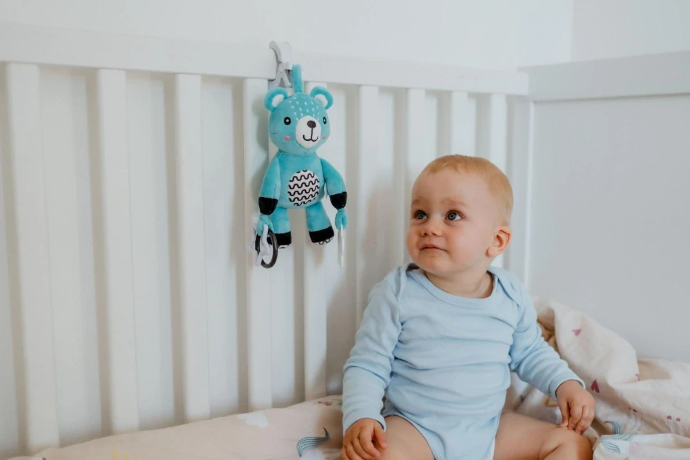 Medvídek babyted chrastítko plyš 30cm závěs na postýlku/kočárek na kartě v sáčku 0m+