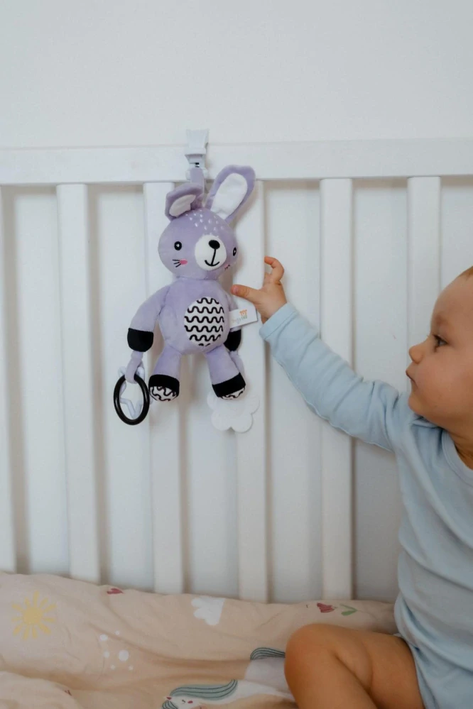 Zajíček/Zajíc babyted chrastítko plyš 30cm závěs na postýlku/kočárek na kartě v sáčku 0m+