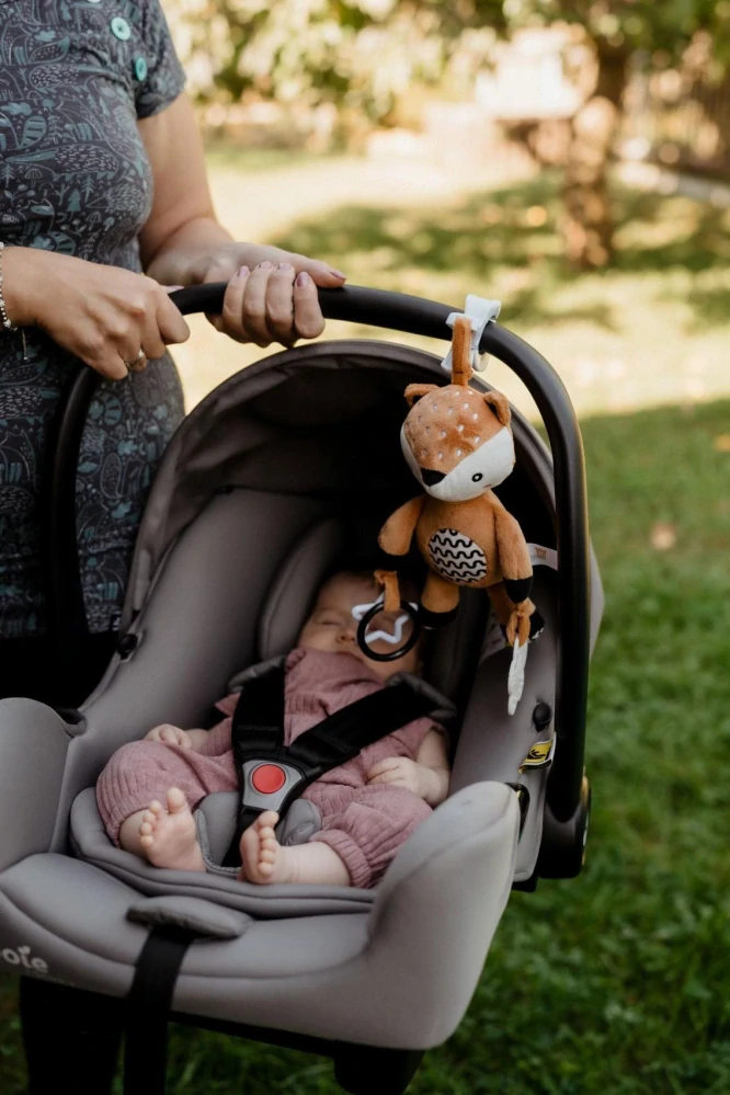 Srneček babyted natahovací hrací strojek plyš 30cm závěs na postýlku/kočárek