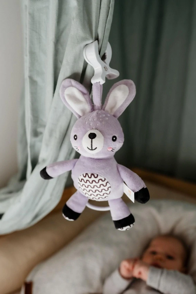 Zajíček babyted natahovací hrací strojek plyš 30cm závěs na postýlku/kočárek