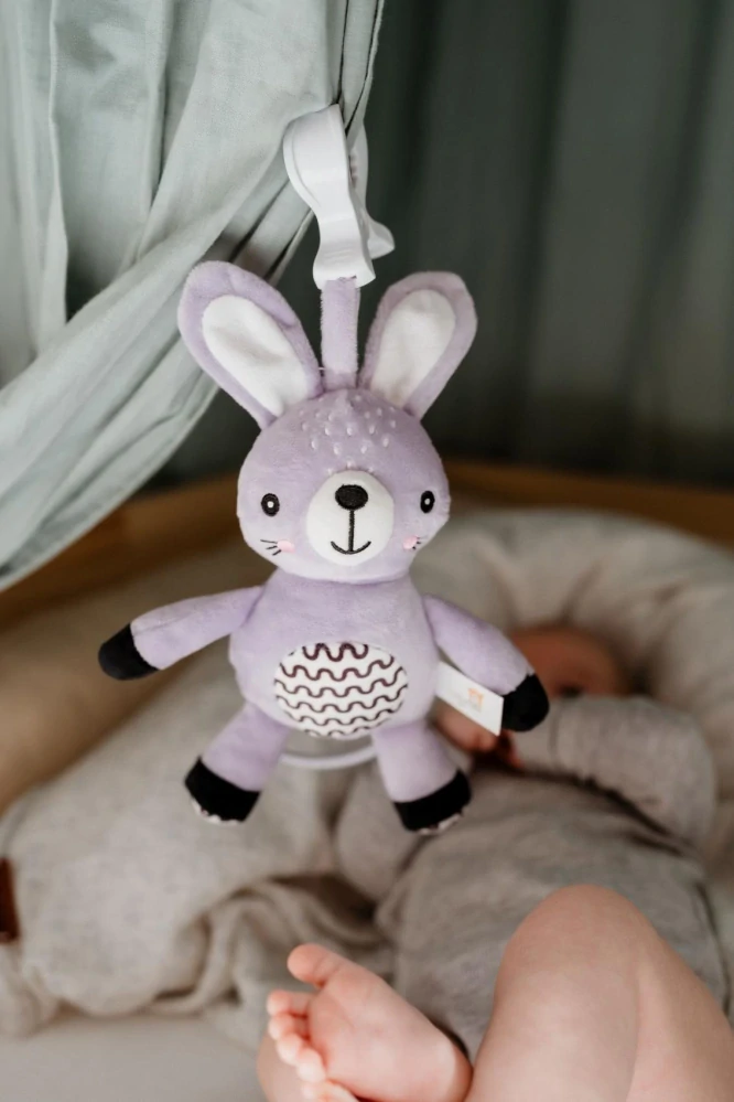 Zajíček babyted natahovací hrací strojek plyš 30cm závěs na postýlku/kočárek