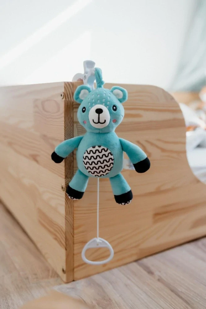 Medvídek babyted natahovací hrací strojek plyš 30cm závěs na postýlku/kočárek