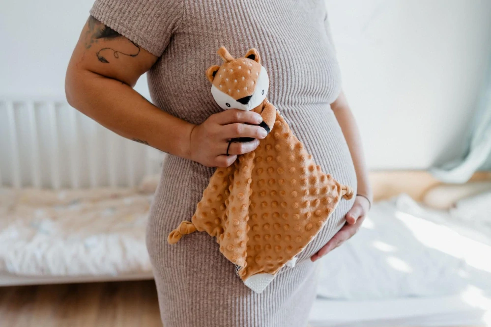 Srneček usínáček babyted, kousátko, chrastítko plyš 25x25cm na kartě v sáčku 0m+